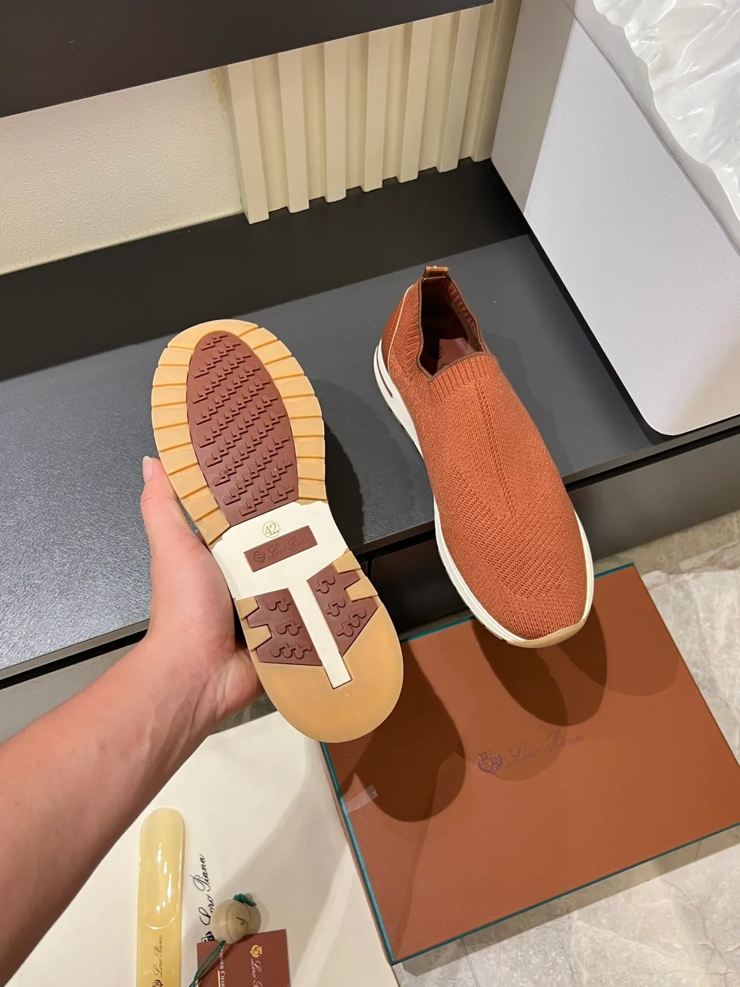 Men's Men's Shoes 💰p380 Loro Men's Shoes 💰piana/Noyo Piana 360 L Men's Shoes 💰p Flexy Walk Men's Sports Shoes These sports shoes are made of knitted wool uppers, and the heel is wrapped in smooth calf leather. Merino sheep are selected from Australia and New Zealand. The upper is machine-woven like a sweater, and then equipped with a white rubber outsole and a Kummel-colored sole. It is both beautiful and non-slip. The fabric is 100% cashmere and the insole is calf leather. It is super comfortable on the feet! Comes with full original packaging! Multiple colors available! Size: 38-44 (45 customized)